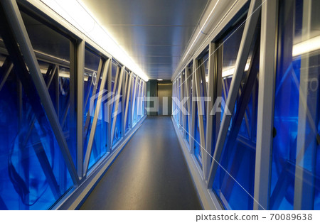 在機場登機橋通過 在機場登機橋通過 70089638