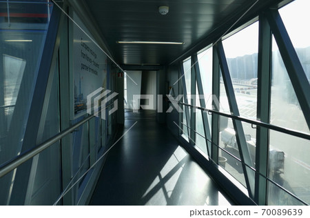 在機場登機橋通過 在機場登機橋通過 70089639