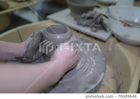 Change your mood by turning the locro with your hobby of pottery 70089646