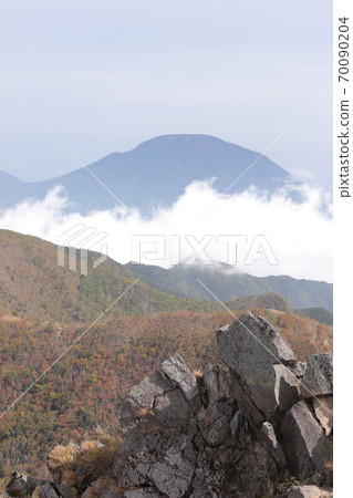 Mountain scenery where autumn leaves begin 70090204