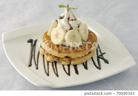 華夫餅配巧克力香蕉和冰淇淋澆頭 70090381