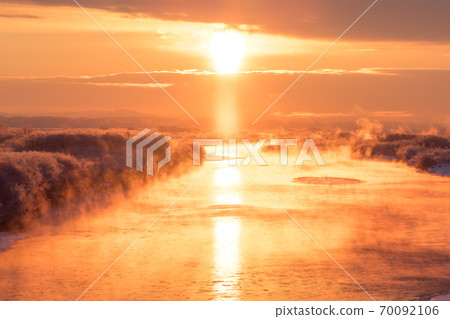 Hokkaido morning in the midwinter when the sun pillar rises 70092106