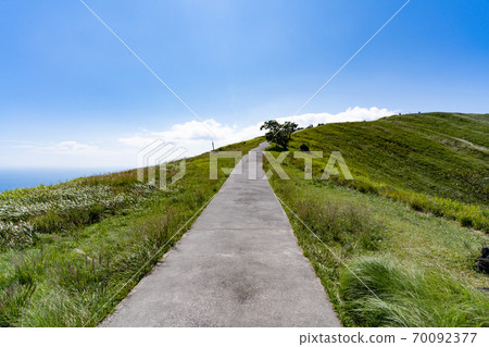 A road with a spectacular view of the summit of Mt. Omuro 70092377