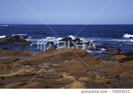 南房總市白濱千倉海岸的岩石礁和太平洋中的海浪 70093022
