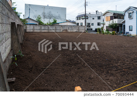 一個住宅區的風景與閉合的地面的 70093444