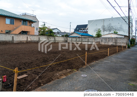 一個住宅區的風景與閉合的地面的 70093448