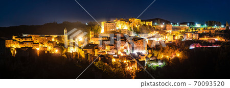Sorano, a town in the province of Grosseto, southern Tuscany, Italy 70093520