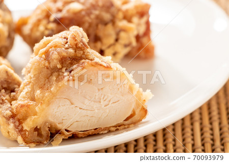 Cross section of fried chicken thigh. 70093979