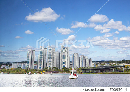 City apartments and lake 70095044