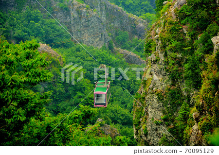 穿過香川縣小島市Kankaskei的懸崖和樹枝的壯觀索道的圖像(2) 穿過香川縣小島市Kankaskei的懸崖和樹枝的壯觀索道的圖像(2) 70095129