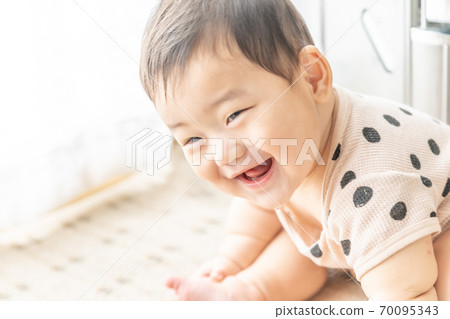 嬰兒坐在窗邊 嬰兒坐在窗邊 70095343