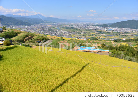 Zenkojidaira from the rice paddies of the Japanese heritage "Chikuma, the City of the Moon" 70095625