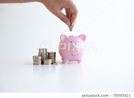 Both male and female businessmen are helping to bring the dollar into the piggy bank to save and prepare for future shortages,Financial accounting and saving money concept. Both male and female businessmen are helping to bring the dollar into the piggy bank to save and prepare for future shortages,Financial accounting and saving money concept. 70095921