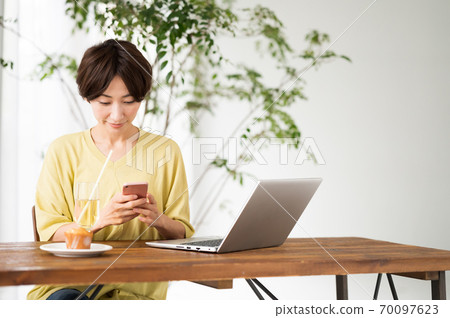在一家咖啡館工作的女人 在一家咖啡館工作的女人 70097623