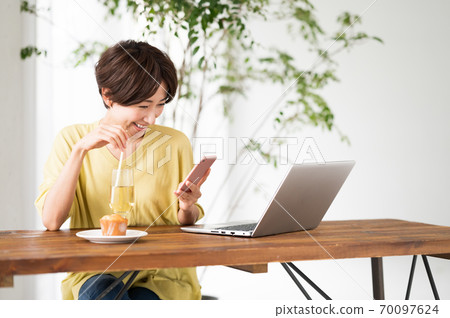 在一家咖啡館工作的女人 在一家咖啡館工作的女人 70097624