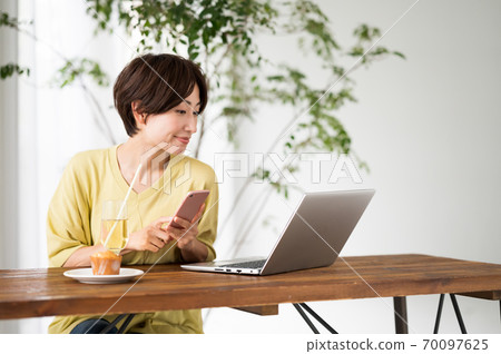 在一家咖啡館工作的女人 在一家咖啡館工作的女人 70097625