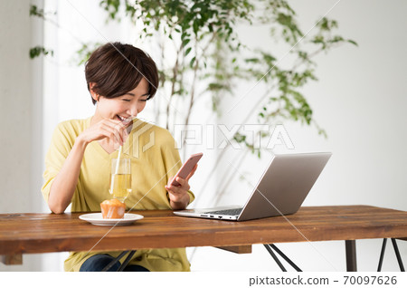 在一家咖啡館工作的女人 在一家咖啡館工作的女人 70097626