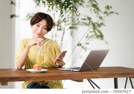 在一家咖啡館工作的女人 在一家咖啡館工作的女人 70097627