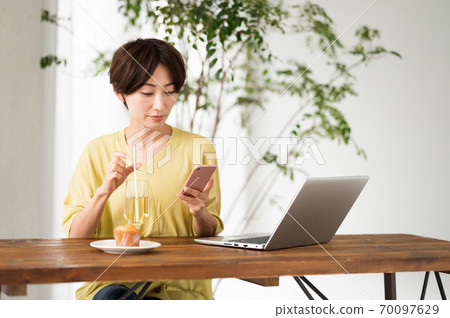 在一家咖啡館工作的女人 在一家咖啡館工作的女人 70097629
