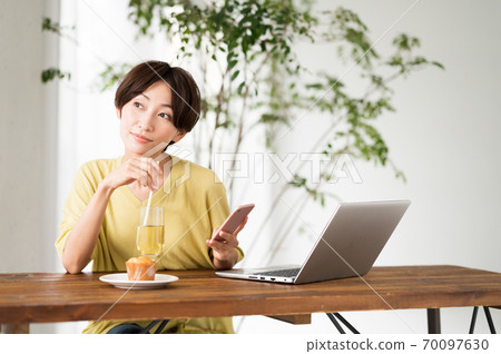 在一家咖啡館工作的女人 70097630