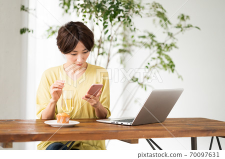 在一家咖啡館工作的女人 在一家咖啡館工作的女人 70097631