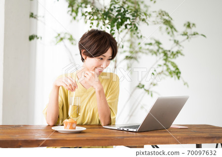 在一家咖啡館工作的女人 在一家咖啡館工作的女人 70097632
