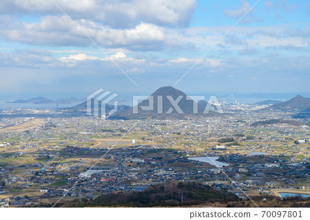 Mt. Iino and Marugame City seen from Shiroyama in Kagawa Prefecture 70097801