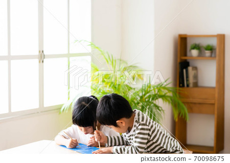 [Brothers] Girls and boys playing together in the living room 70098675