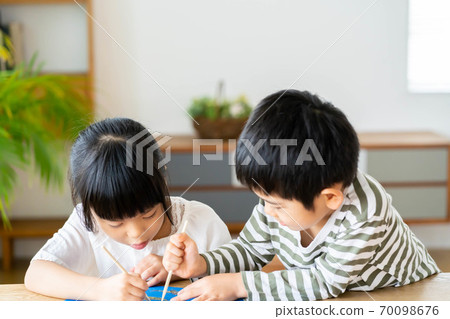 [Brothers] Girls and boys playing together in the living room 70098676