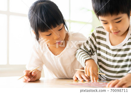 [Brothers] Girls and boys playing together in the living room 70098711