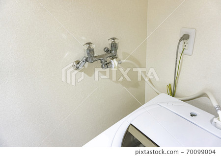 洗衣機旁的水龍頭,漏水,2把混合龍頭,壁掛式,更換包裝,故障,維修,損壞,變質 洗衣機旁的水龍頭,漏水,2把混合龍頭,壁掛式,更換包裝,故障,維修,損壞,變質 70099004