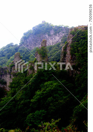 從香川縣鹿島市的四個觀賞峰和坎卡奇縣的陡峭岩石和懸崖上看到的烏鴉帽圖片（3） 70099036