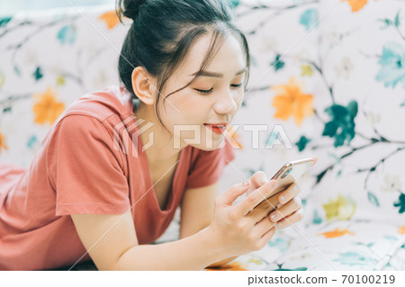 Woman lifestyle 70100219