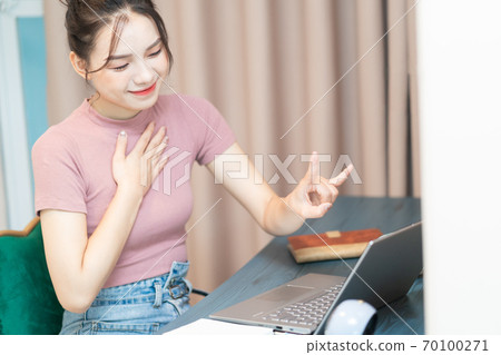 People with disabilities, sign language 70100271