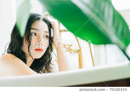 Woman in bath 70100354