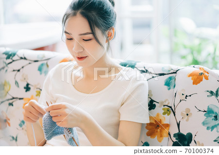 woman knitting wool 70100374