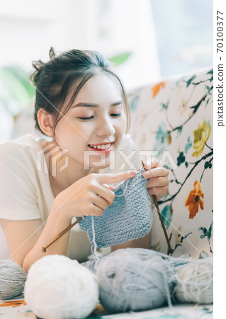 woman knitting wool 70100377