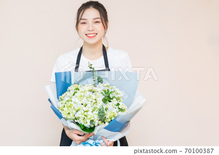 flower delivery, clerk flower delivery, clerk 70100387