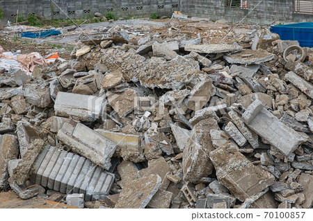 Large amounts of concrete debris generated during demolition work 70100857