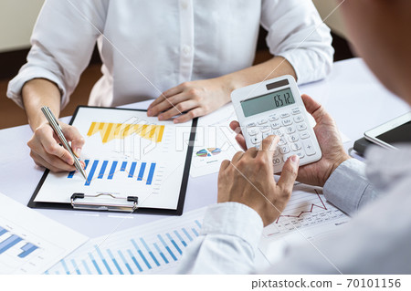 The team leader and the company's finance department are meeting and analyze the market data with a bar chart, Financial management for tax and accounting systems concept. The team leader and the company's finance department are meeting and analyze the market data with a bar chart, Financial management for tax and accounting systems concept. 70101156