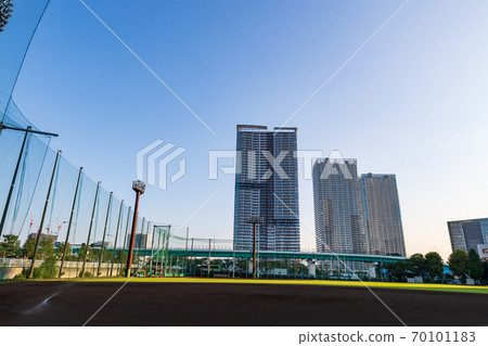 從新月島公園看到的藍天下的豐洲市容 從新月島公園看到的藍天下的豐洲市容 70101183