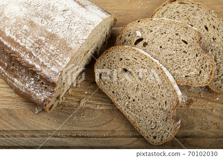 Sliced bread on a cutting board. 70102030
