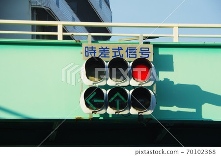 Staggered signal Staggered signal 70102368
