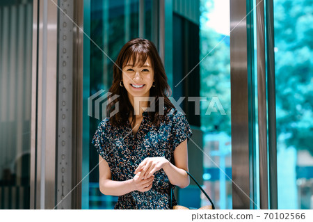 購物從入口進入商店的年輕女子 70102566