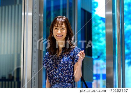 購物從入口進入商店的年輕女子 購物從入口進入商店的年輕女子 70102567
