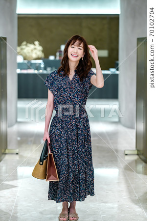 在一家豪華商店購物的年輕女子 70102704