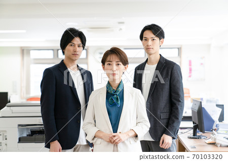 Creative business team 70103320