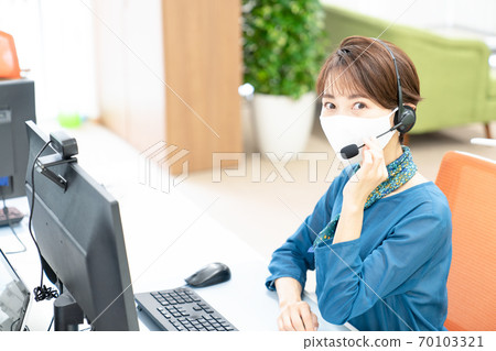 Young woman heading to the webcam 70103321