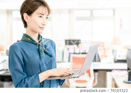 Business woman who operates a personal computer 70103322