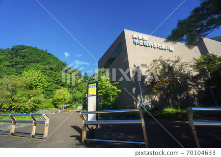 夏季的奧多摩湖奧多摩水和綠色富樂館前的奧多摩湖巴士站 夏季的奧多摩湖奧多摩水和綠色富樂館前的奧多摩湖巴士站 70104633